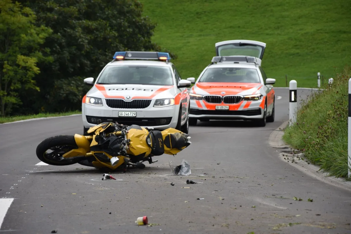 Mühlrüti SG - Junger Motorradfahrer stürzt und verletzt sich