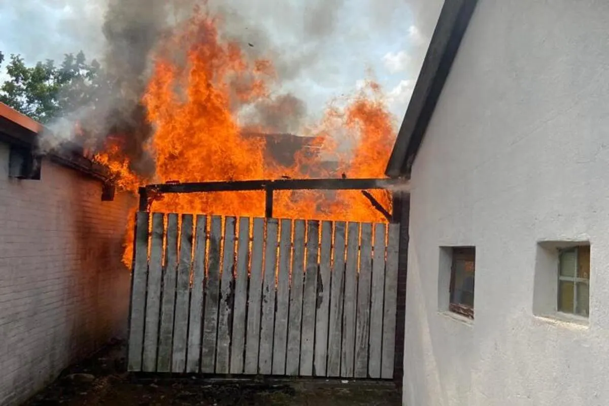 Schuppen eines Einfamilienhauses in Rotenburg NI in Flammen