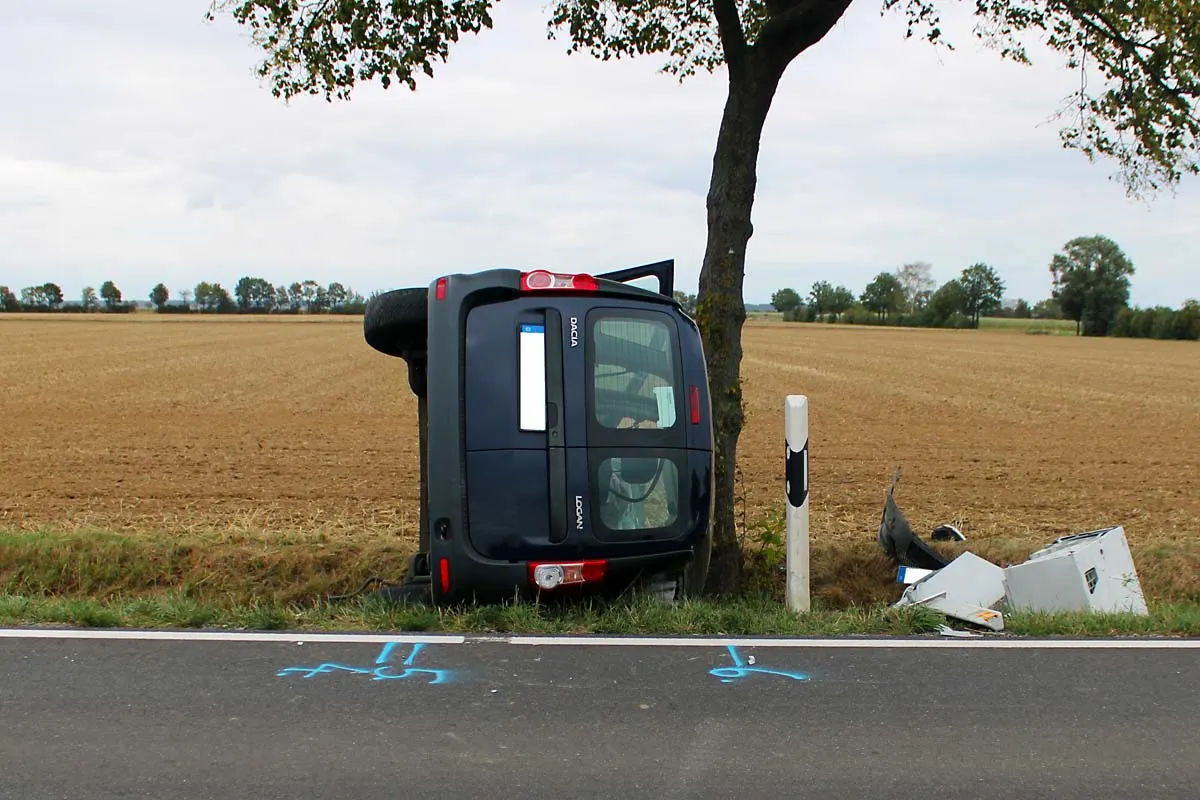 Vettweiß - Auto kollidiert mit Baum - Fahrer schwer verletzt