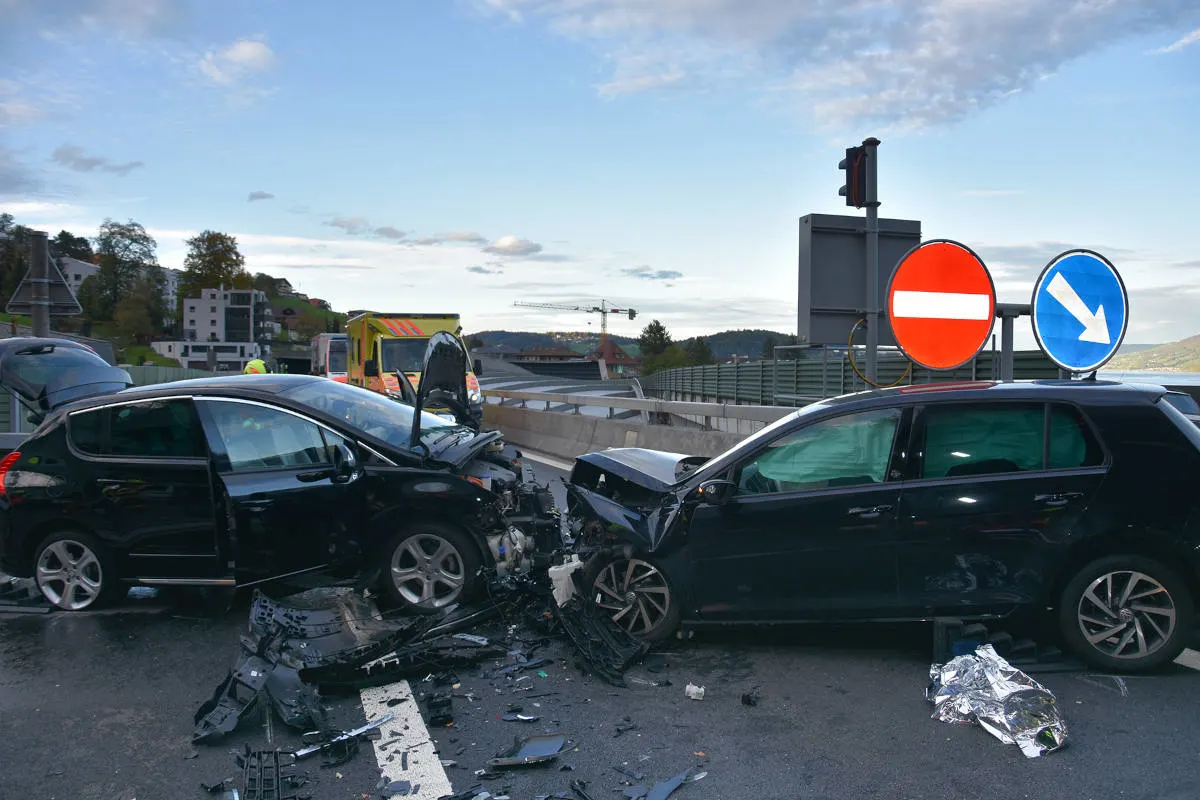 A8 Hergiswil NW – Frontalkollision fordert 3 verletzte Personen am Loppertunnel