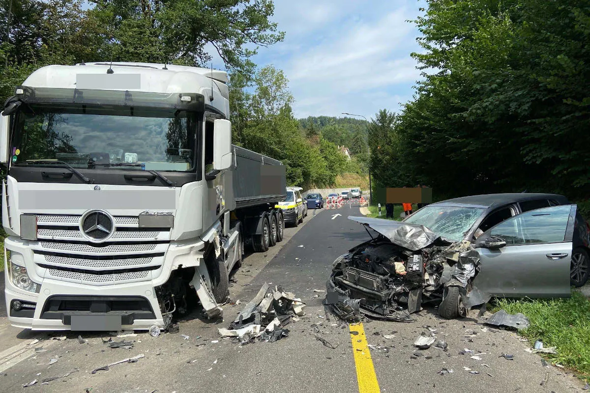 Neuenhof AG – Heftige Kollision mit Lastwagen