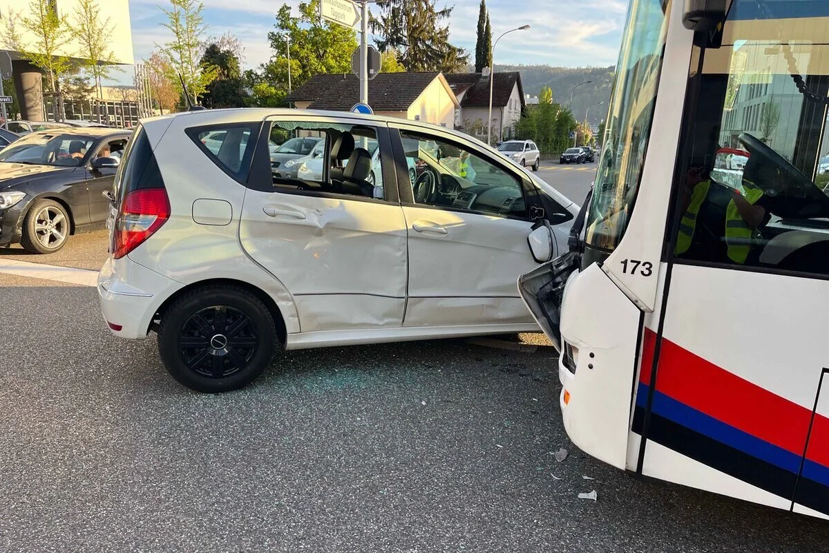 Wettingen AG - Unfall zwischen Linienbus und Auto - Fahrgäste verletzt 