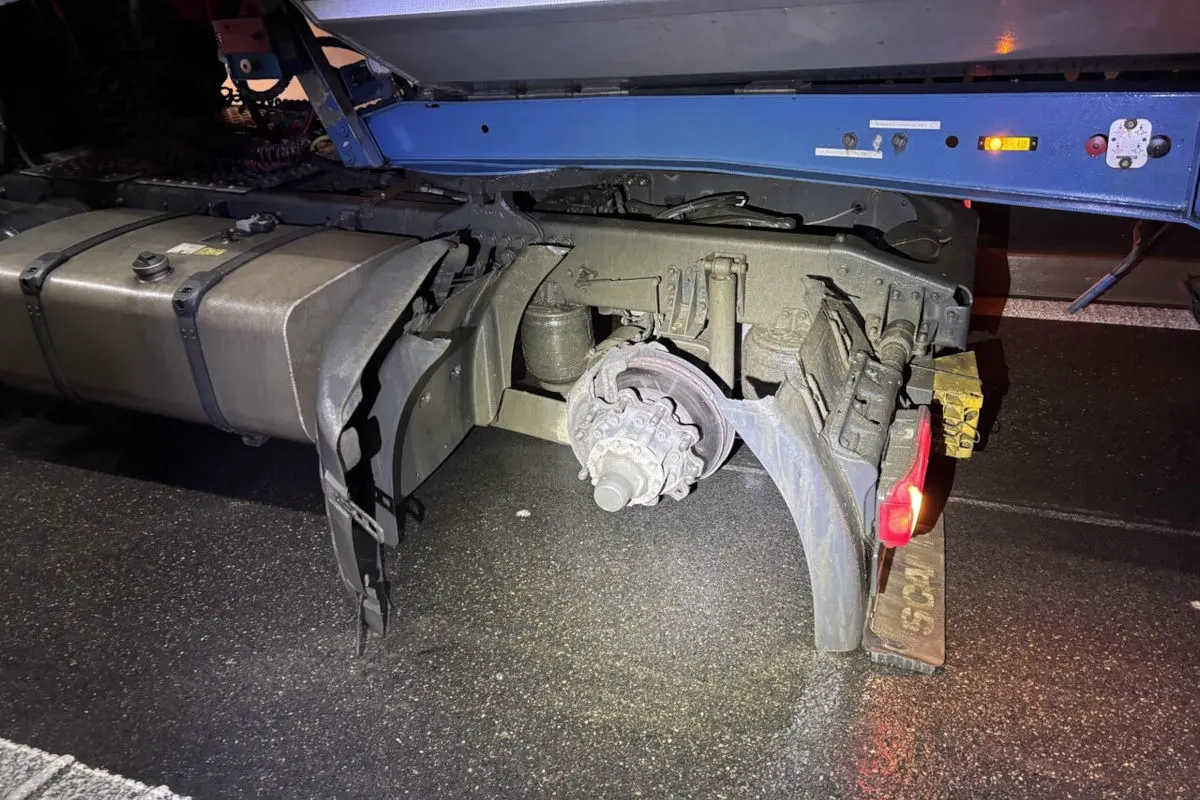 Neuhausen am Rheinfall SH – Sattelschlepper verliert Reifen im Tunnel