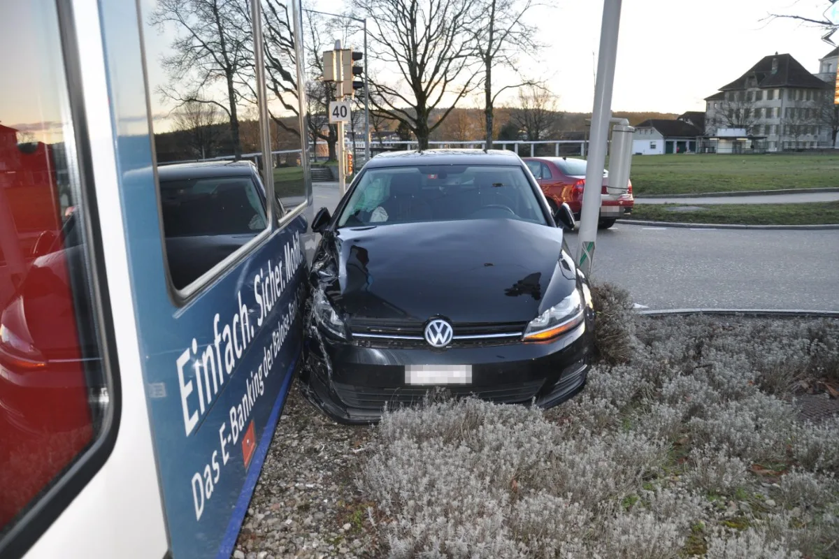 Solothurn SO - VW Golf wurde nach Kollision mit Bipperlisi eingeklemmt