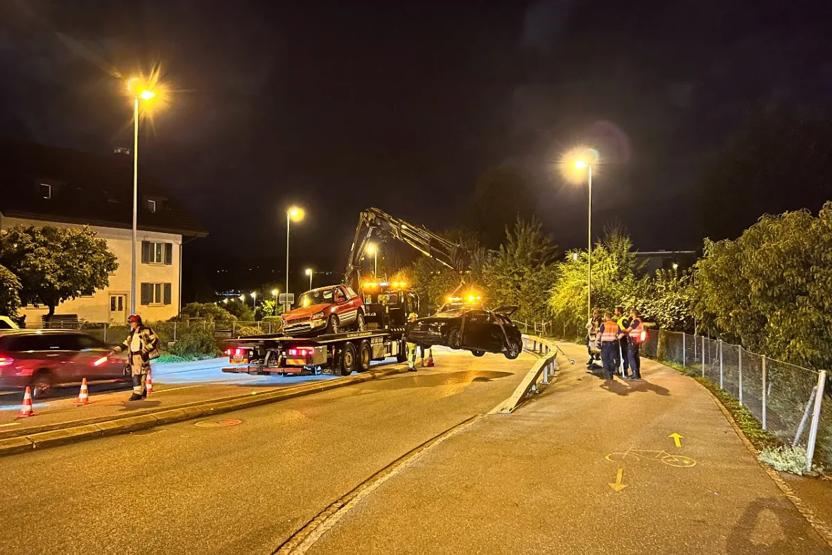  Rapperswil-Jona SG - Eingeklemmte Frau muss aus Unfallauto geborgen werden