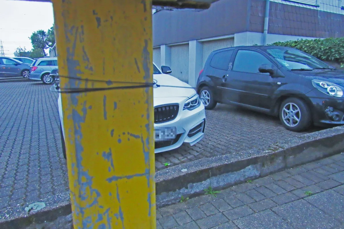 Dreiste Aktion in Mettmann - Unbekannte Täterschaft spannt fast unsichtbaren Draht über den Gehweg!