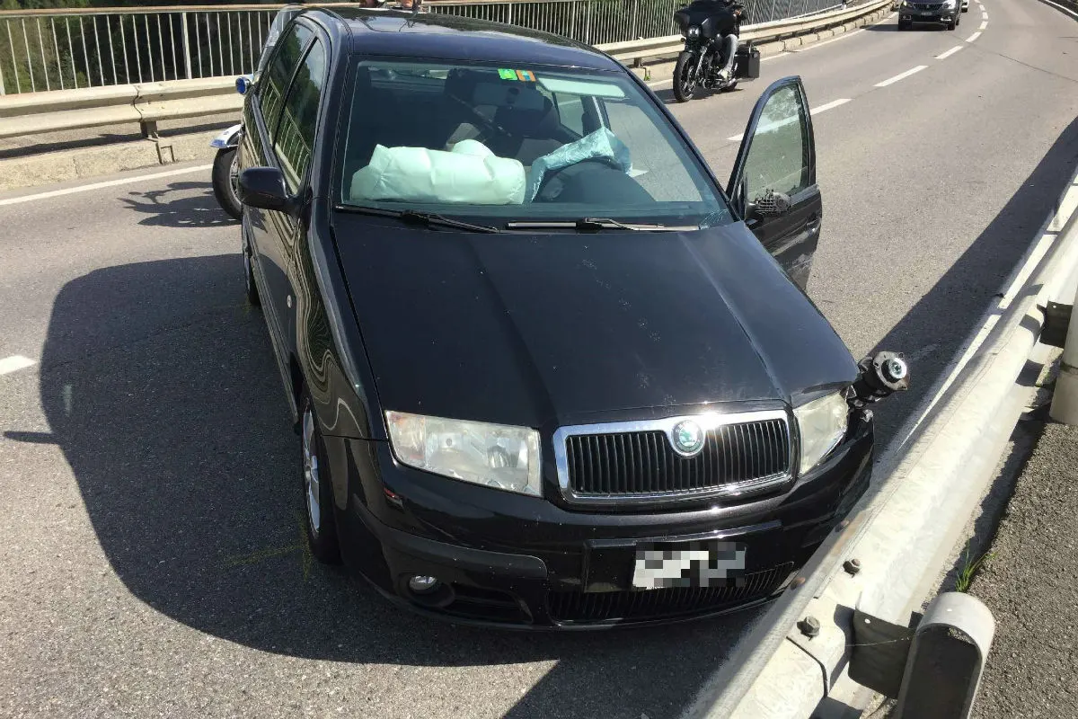 Düdingen FR - Müde Autofahrerin verursacht Crash