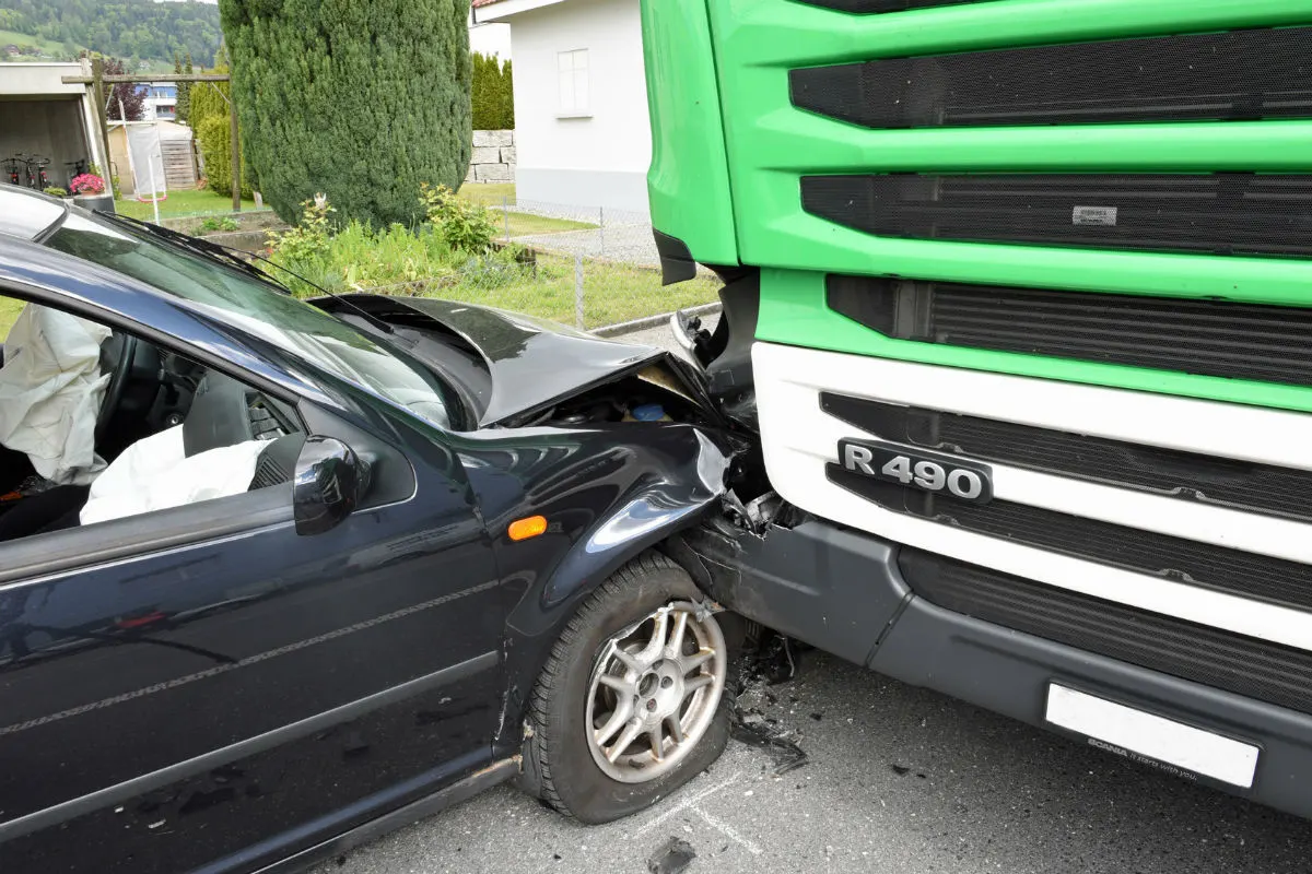 Dagmersellen LU - Auto kollidiert nach Kavalierstart mit Lastwagen