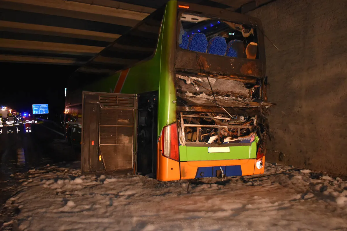 Fernbus gerät auf Autobahn in Brand