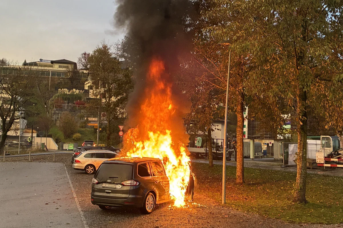 Wollerau SZ – Auto durch Brand zerstört