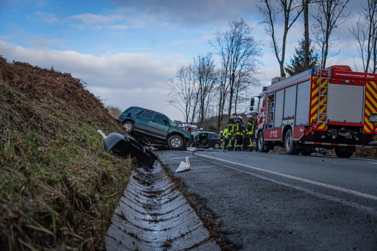 B229 Möhnesee – Beide Fahrer nach Kollision eingeklemmt in PKW