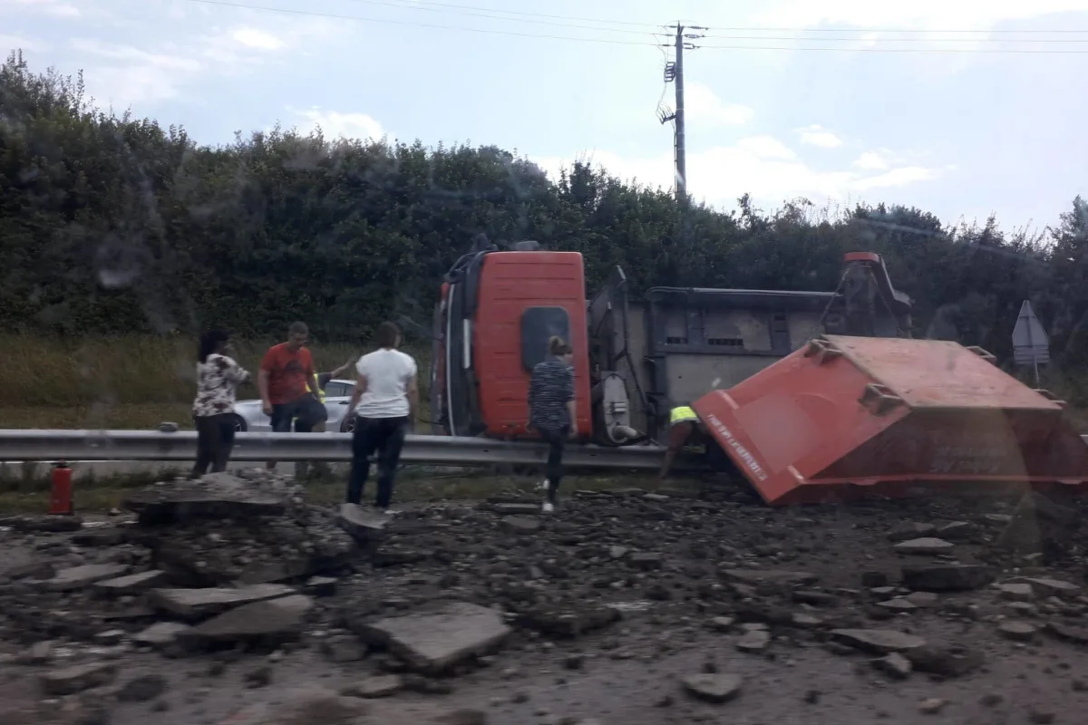 A6 Bern / Lyss – Lastwagen auf Autobahn umgekippt