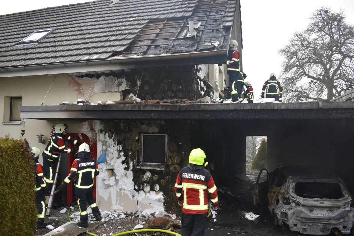 Ermensee LU - Carport gerät in Brand - Brandursache wird abgeklärt