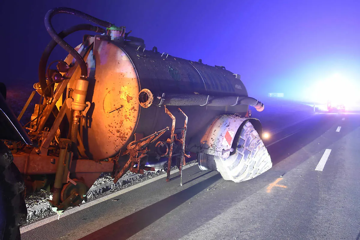 Heftiger Crash in Niederhelfenschwil SG - Unfall zwischen zwei Autos und einem Traktor mit Güllenfass 