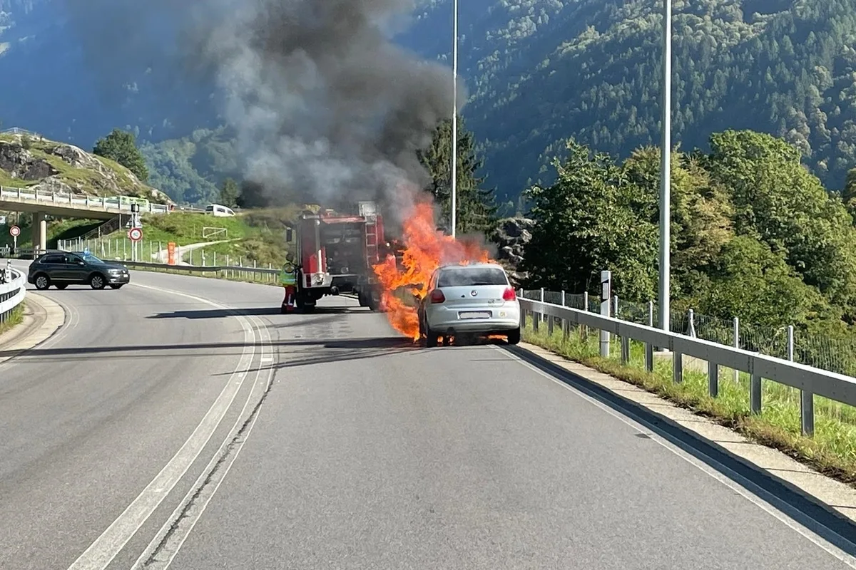 A13 bei Mesocco GR - Auto fängt während der Fahrt Feuer 