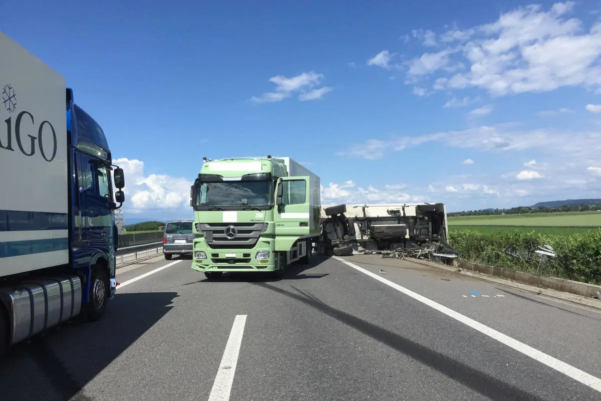 A1 Payerne FR - Lkw umgekippt