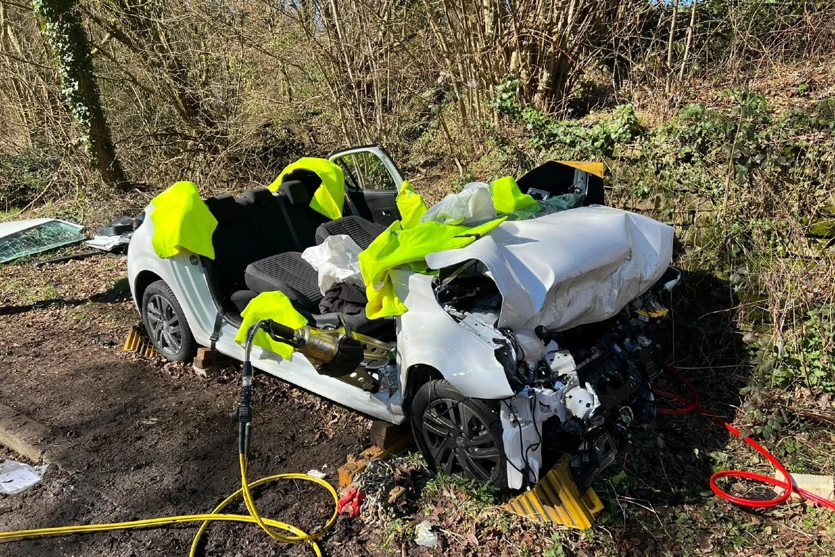 Velbert - Schwerer Verkehrsunfall mit eingeklemmter Person in der Hefel
