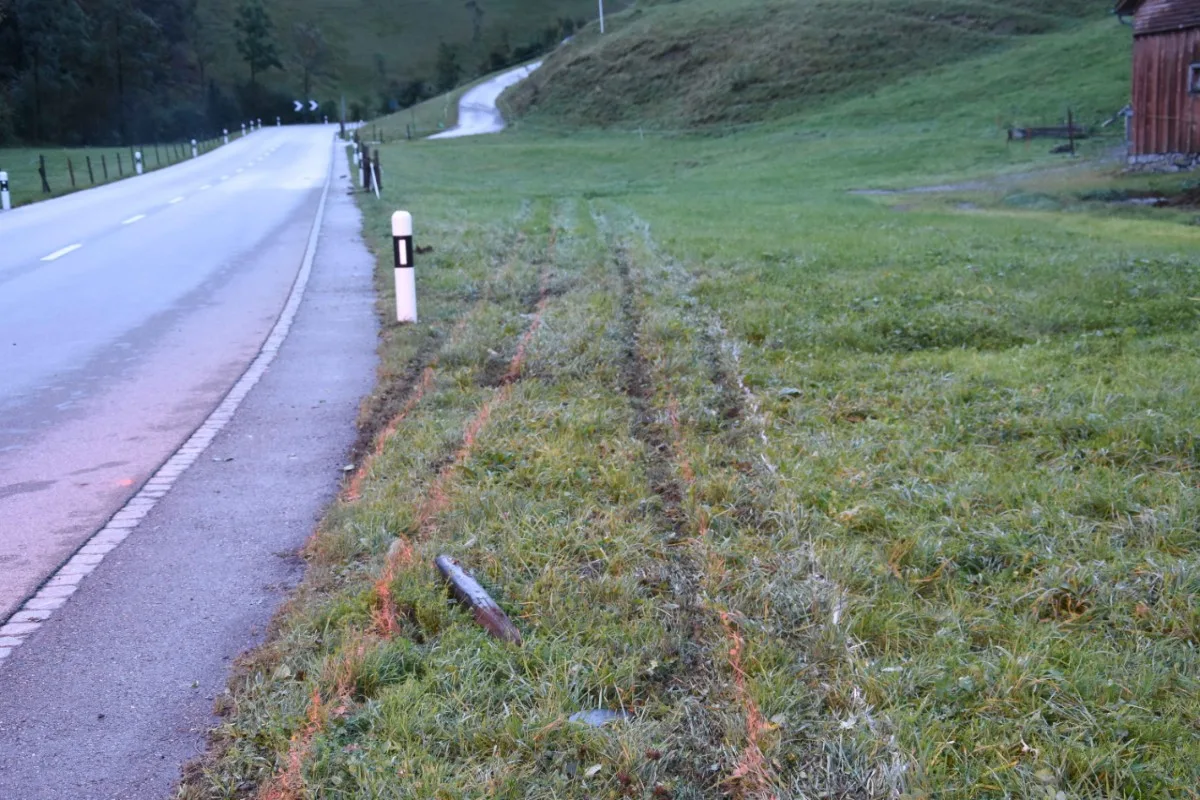 Zeugenaufruf aus Stein SG - Auto beschädigt 60 Meter Zaun und fährt einfach weiter