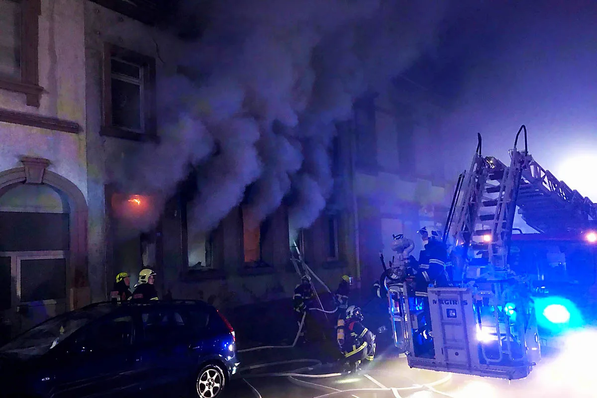 Feuerwehreinsatz in Pirmasens - Brand eines Mehrfamilienhauses