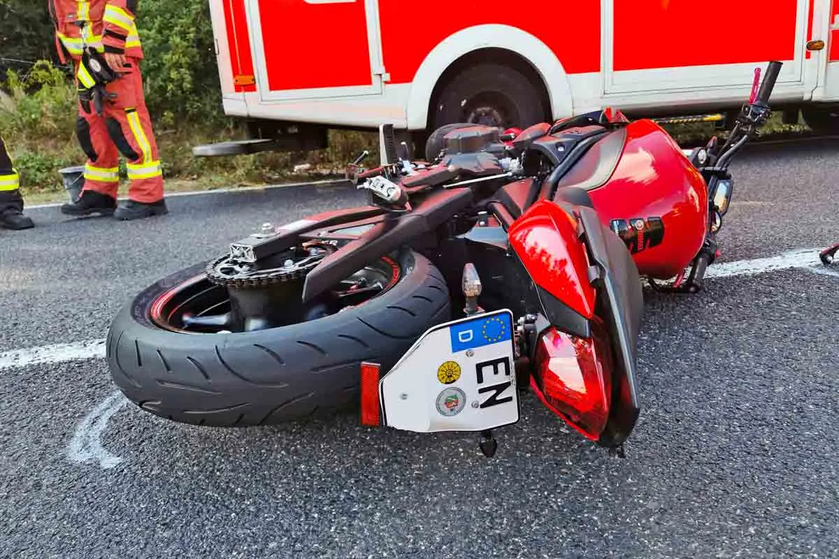 Velbert - Schwerer Motorradunfall - Hubschrauber im Einsatz 