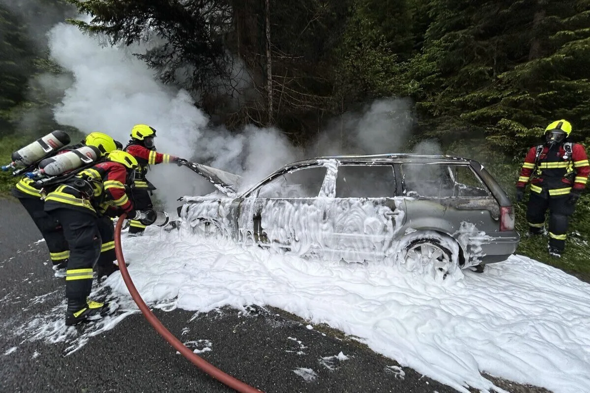 Oberiberg SZ - Auto fängt während der Fahrt Feuer