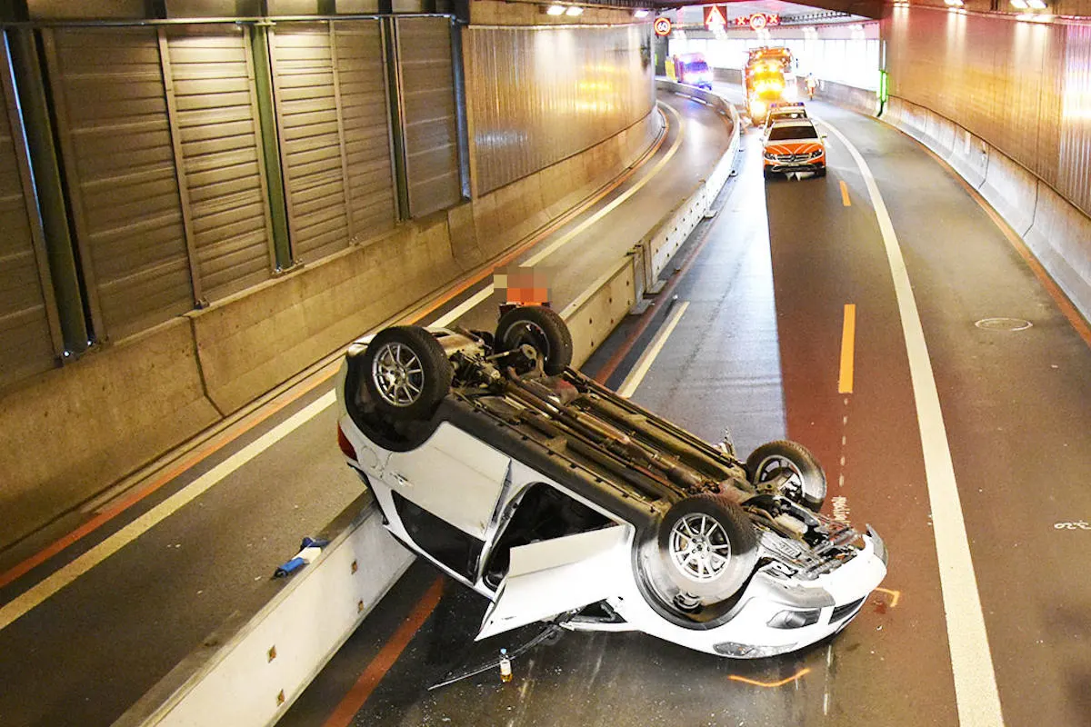 A2 Hergiswil NW – Personenwagen landet auf Fahrbahntrennwand