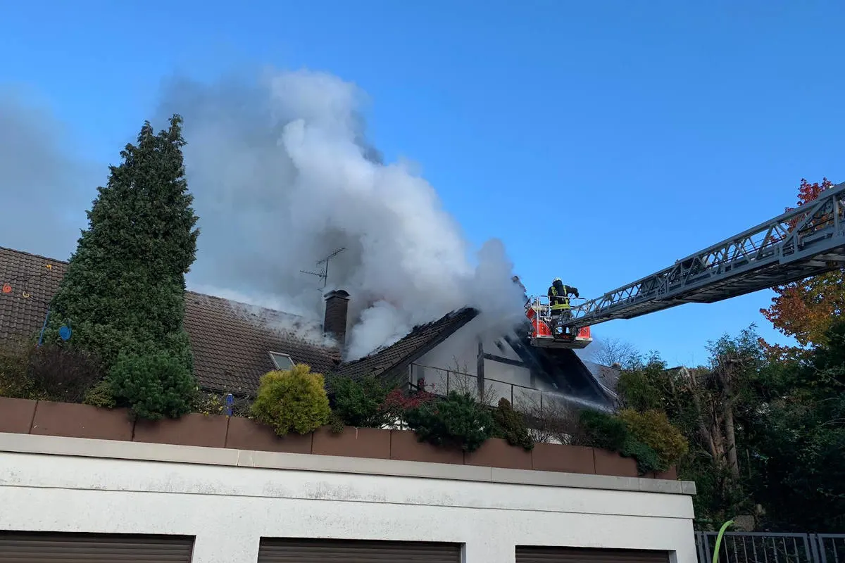 Mülheim an der Ruhr – Ausgedehnter Dachstuhlbrand – Großeinsatz für die Feuerwehr Mülheim.
