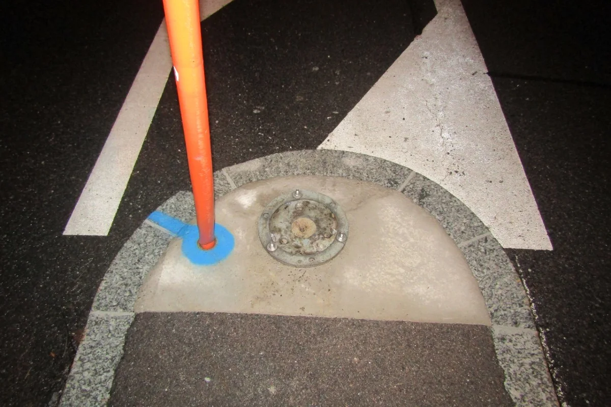 Bilten GL - Autolenker fährt in Verkehrsinsel