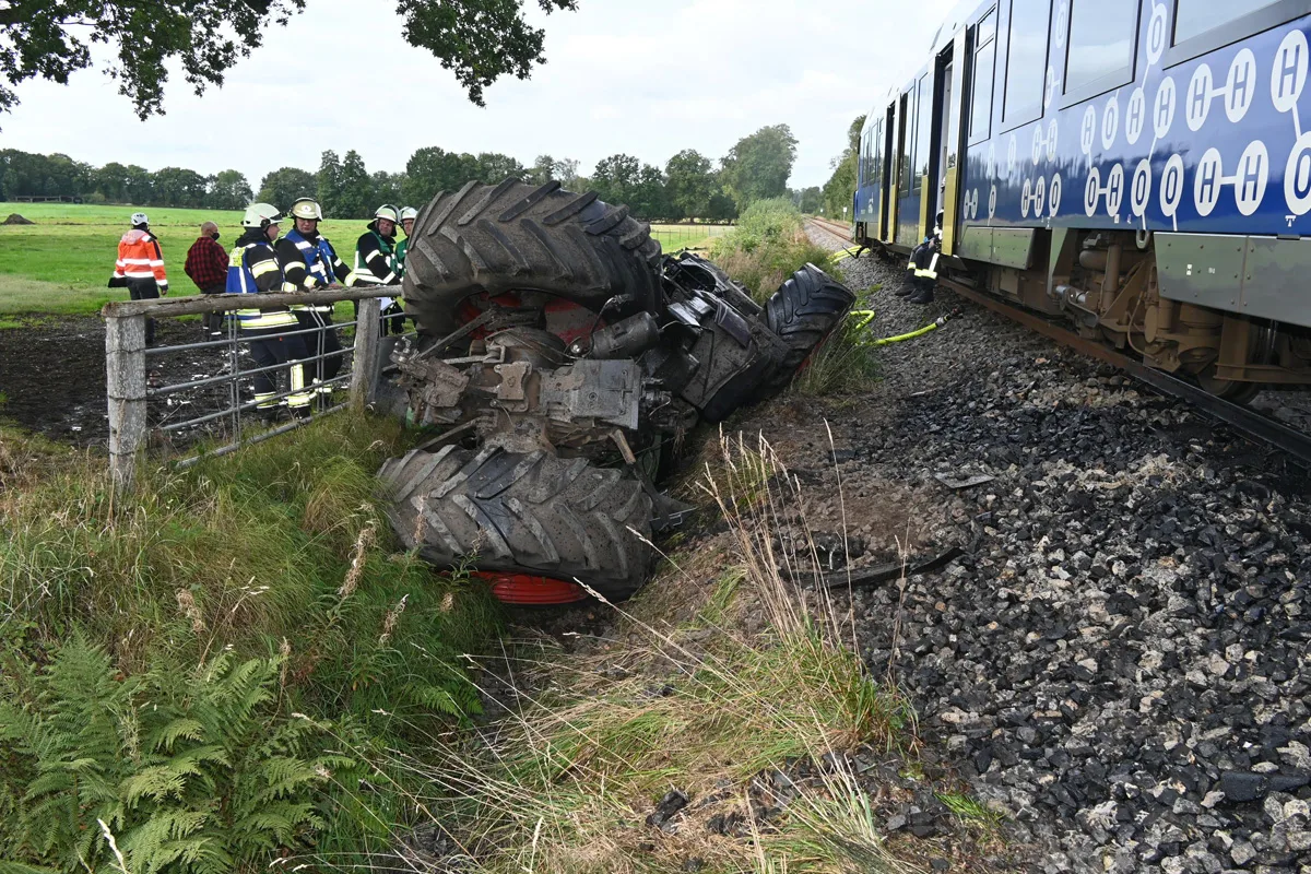 Kutenholz NI – Traktorfahrer nach Unfall mit Zug schwer verletzt – Zug entgleist