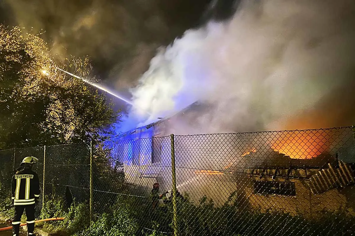 Vollalarm für die Feuerwehr in Düren - Gärtnerei stand in Vollbrand