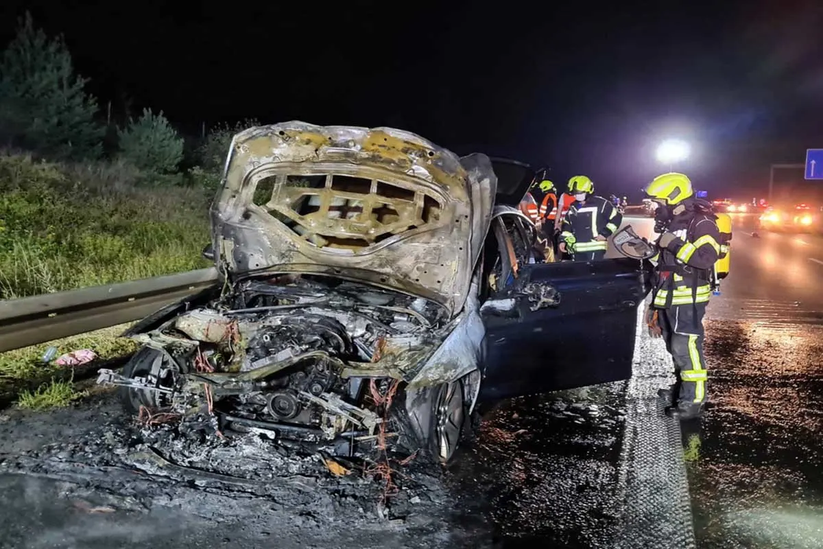 Sankt Augustin - Freiwillige Feuerwehr löscht brennenden PKW auf Autobahn