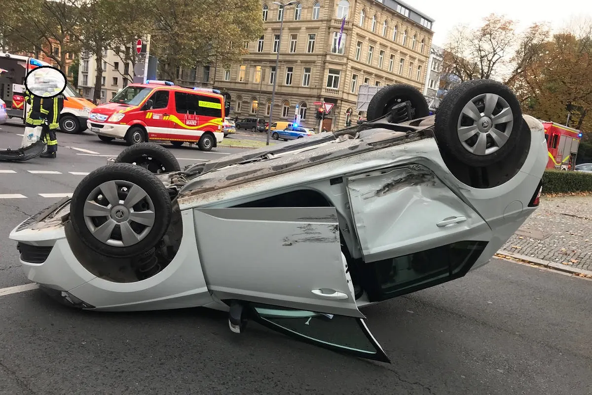Mainz Neustadt - PKW überschlägt sich bei Verkehrsunfall