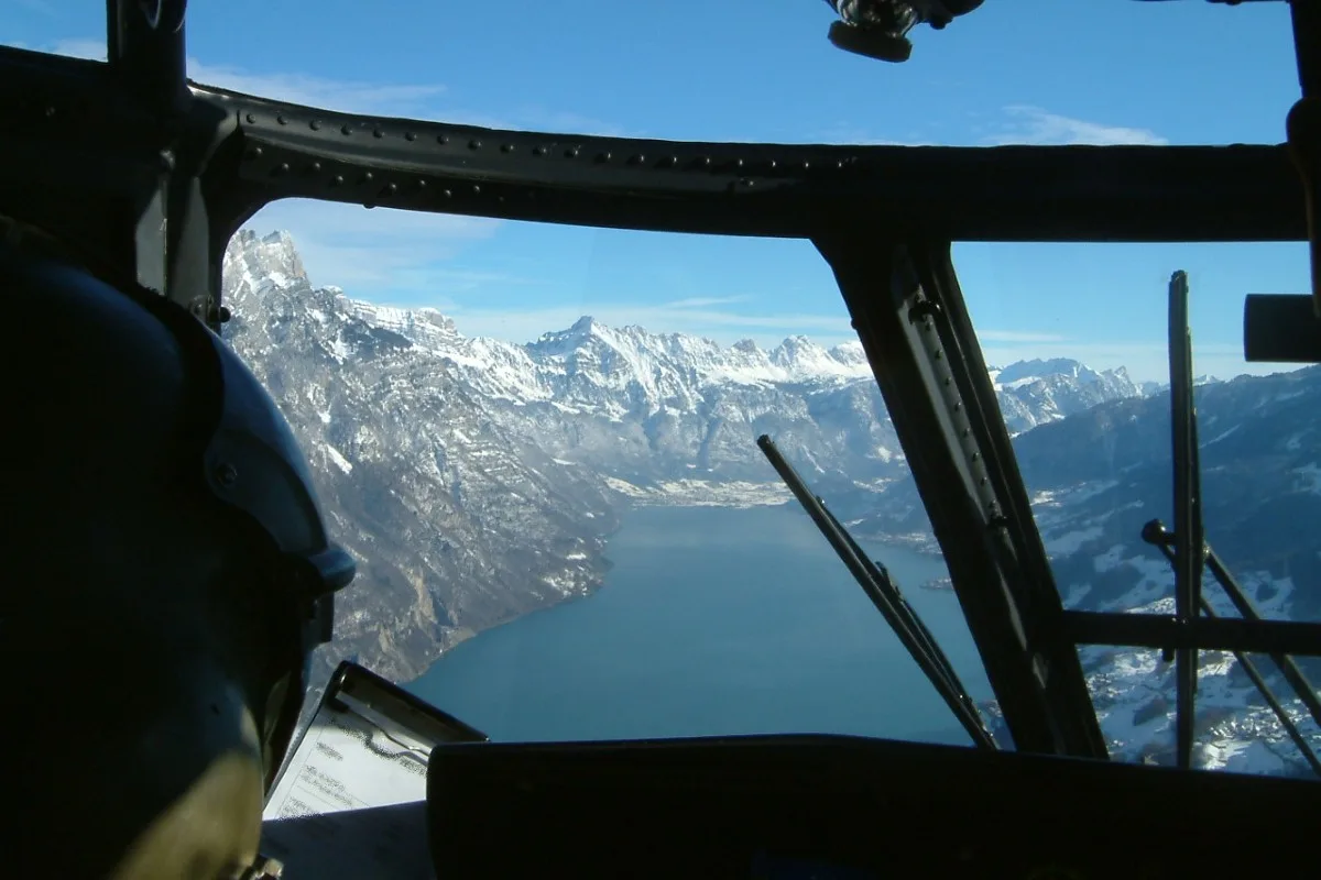 Sarganserland - Mit 7 Personen besetzter Superpuma unter Laserpointer Beschuss!