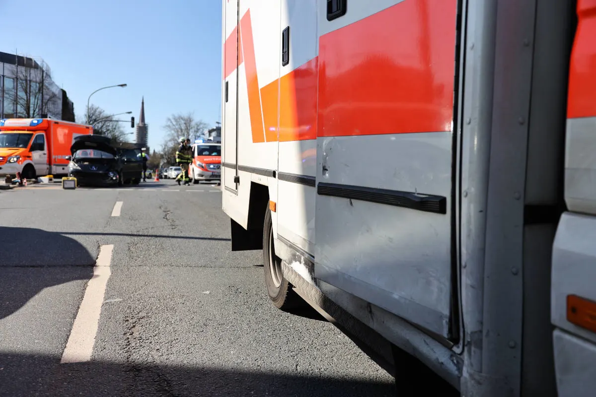 Essen-Huttrop – Verkehrsunfall mit Rettungswagen, eine Person schwer verletzt
