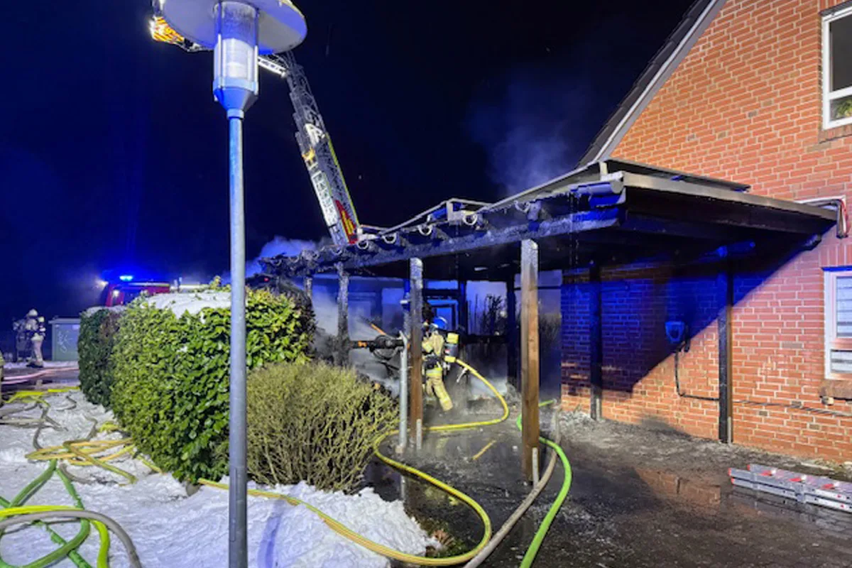 Lehrte – Brand von Carport greift auf Wohnhaus über