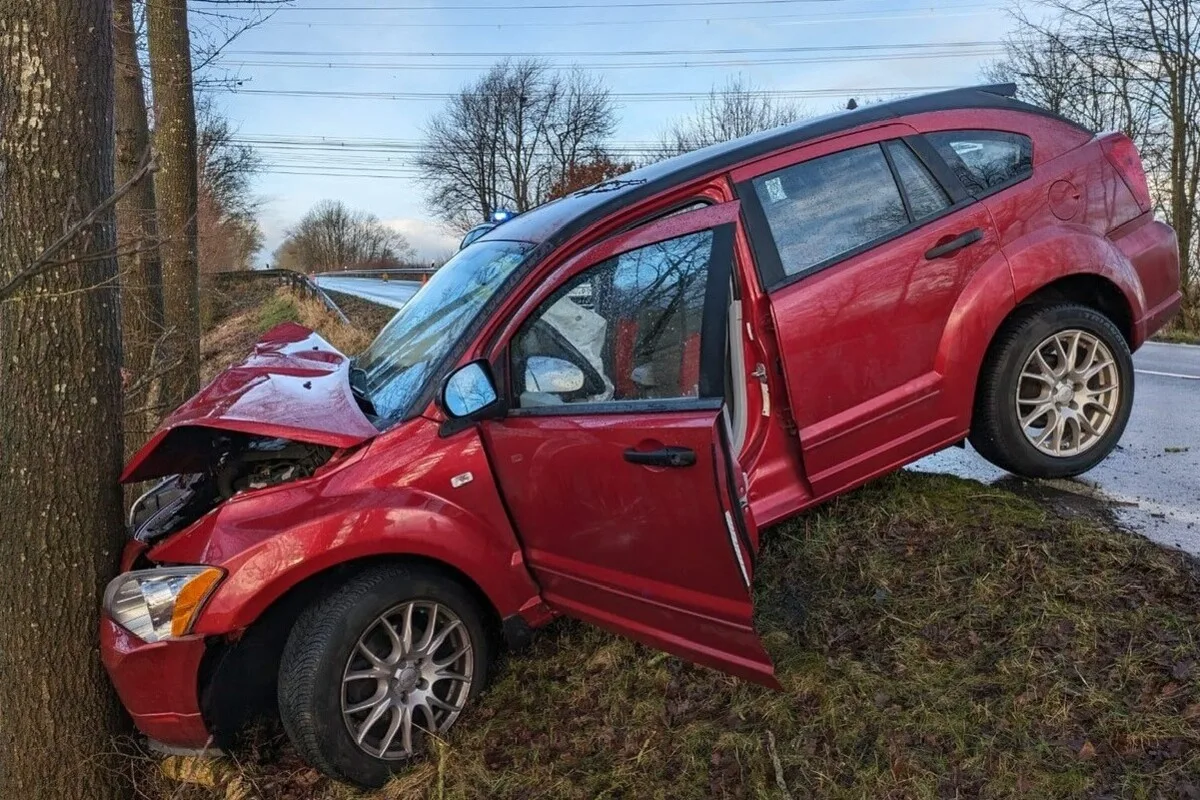 Unfall in Langewerth NI - Von der Straße abgekommen - Mit Baum kollidiert 