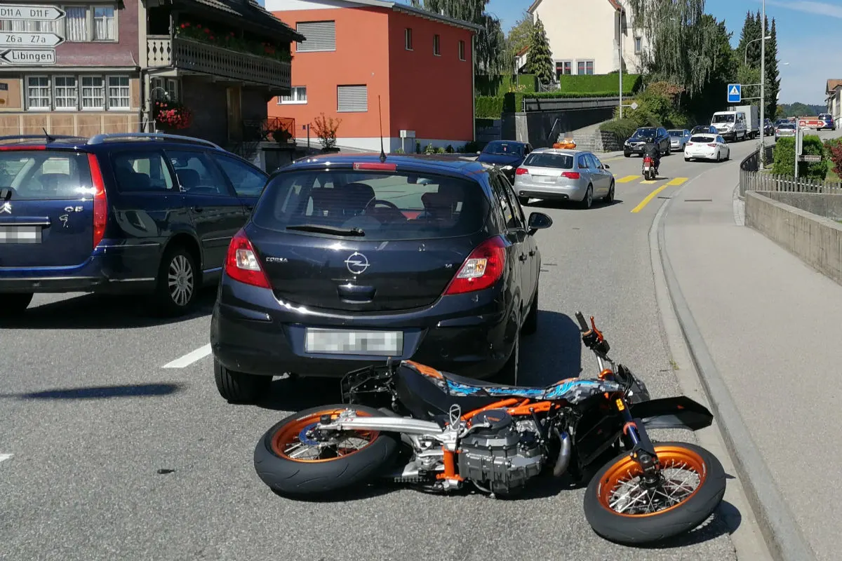 Bütschwil SG - Motorradlenker fährt auf Auto auf