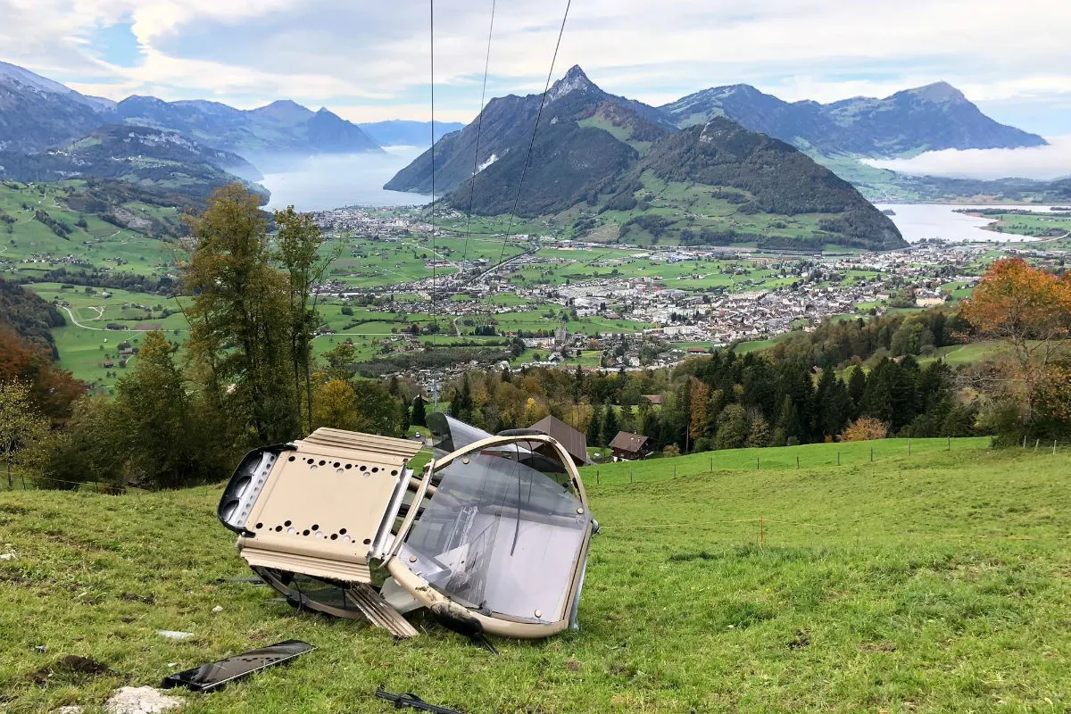 Unfall Rickenbach SZ - Gondelabsturz wird untersucht - Bahnbetrieb bis heute Abend eingestellt