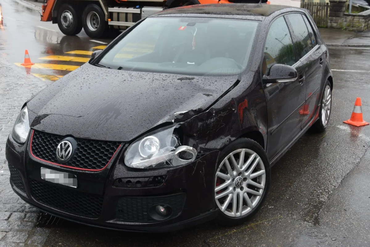 Bazenheid SG - Kollision zwischen Lastwagen und Auto