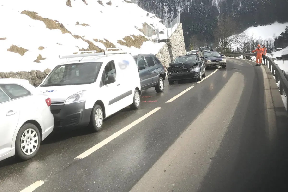 Rickenbach SZ - Auffahrkollision vor Rotlicht