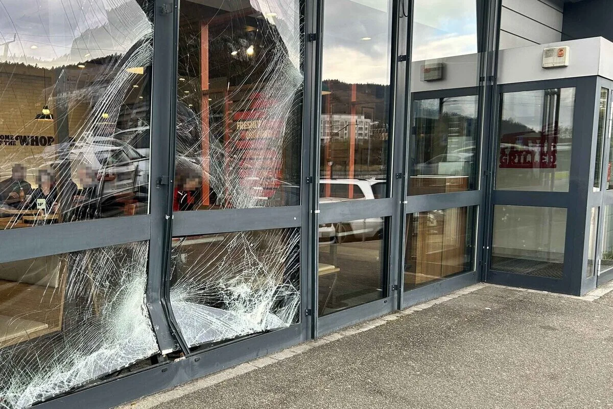 Rastplatz Würenlos AG – Auto fährt in Fast-Food-Restaurant