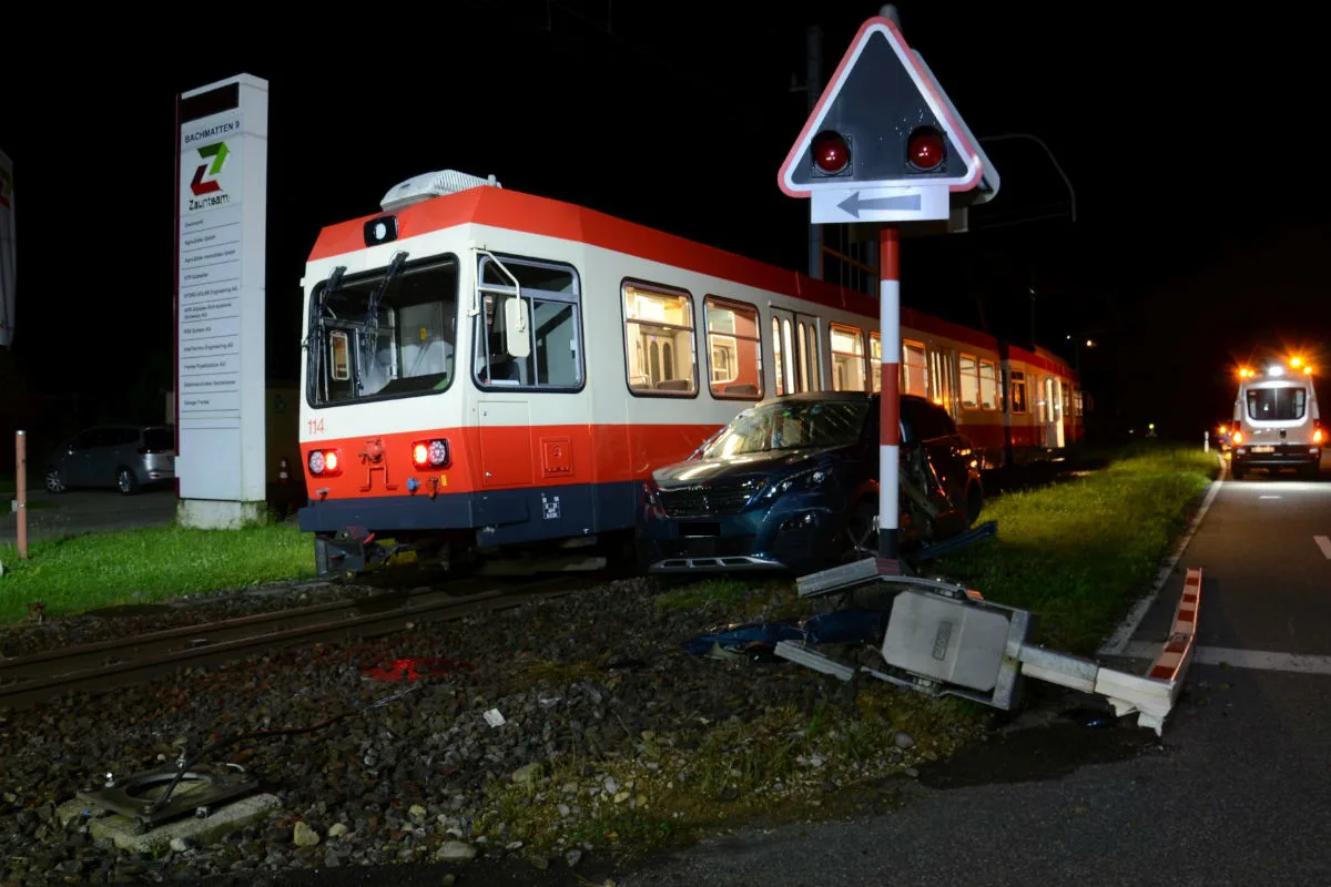 Niederdorf BL - Kollision auf dem Bahnübergang