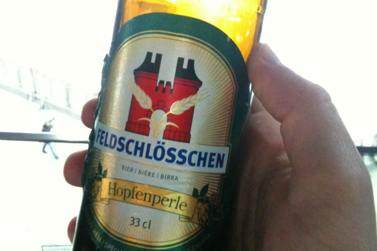 Köln - 56-Jährige durch Schlag mit Bierflasche schwer verletzt 