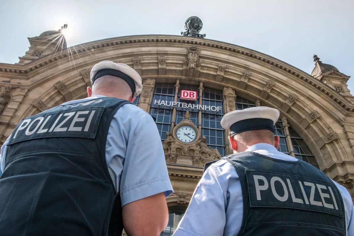 Zeugenaufruf Kamen - Flasche aus Zug geworfen, Zweijährige getroffen und lebensgefährlich verletzt!