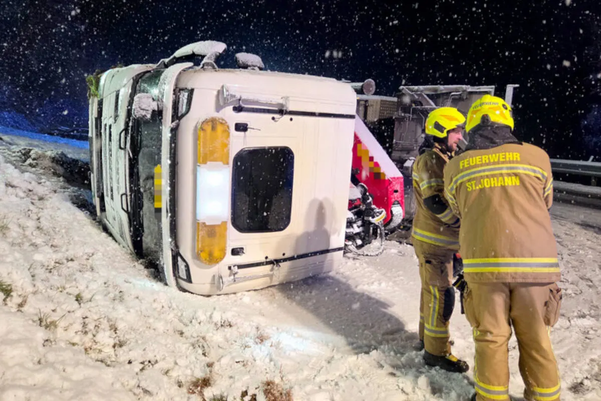 Unfall in St. Johann im Pongau – Lkw kippt auf schneeglatte Fahrbahn