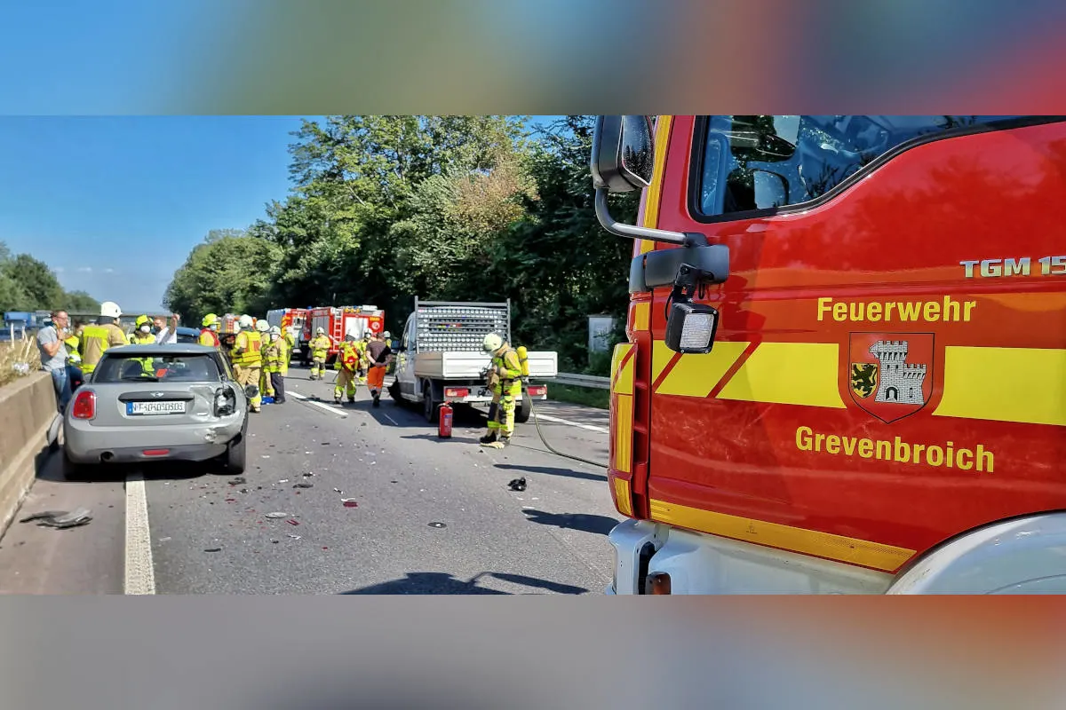 Grevenbroich – Vier Verletzte und Stau nach Unfall auf der A46