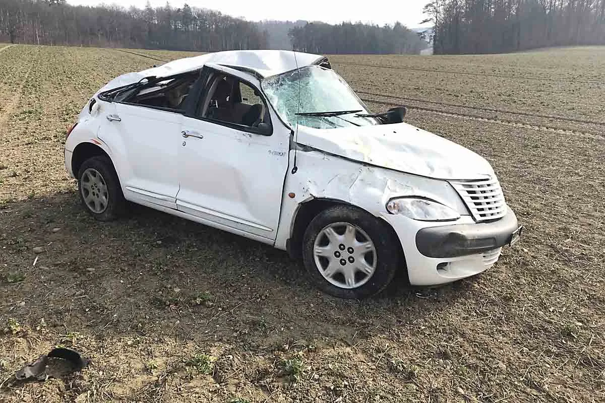 Schaffhausen - Auto überschlägt sich 