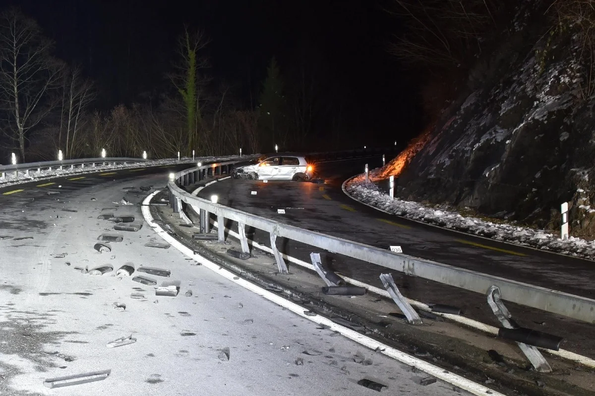 Sihlbrugg ZH - Verhaftungen nach Raserunfall