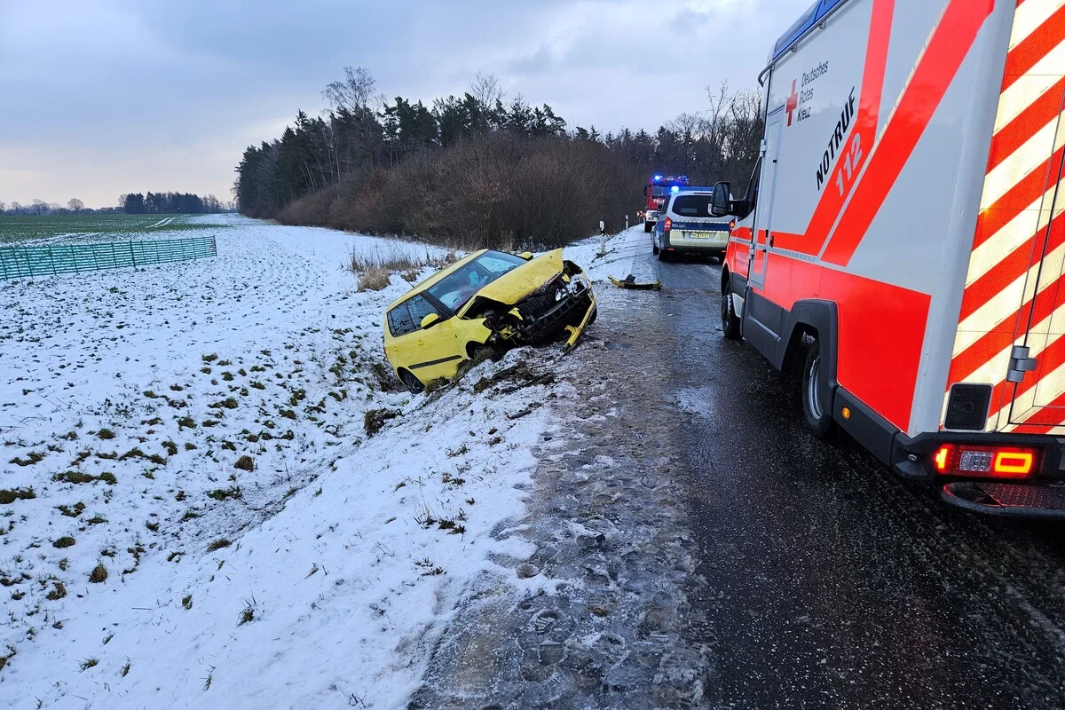 B194 bei Klevenow MV - Eine Person nach Unfall auf winterglatten Fahrbahn schwer verletzt