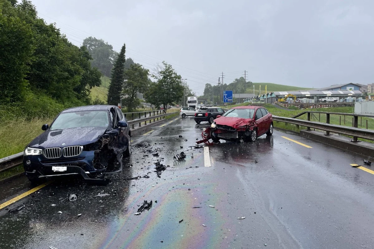 Schwerer Verkehrsunfall in Küssnacht SZ - 20-Jähriger verliert Kontrolle über Auto